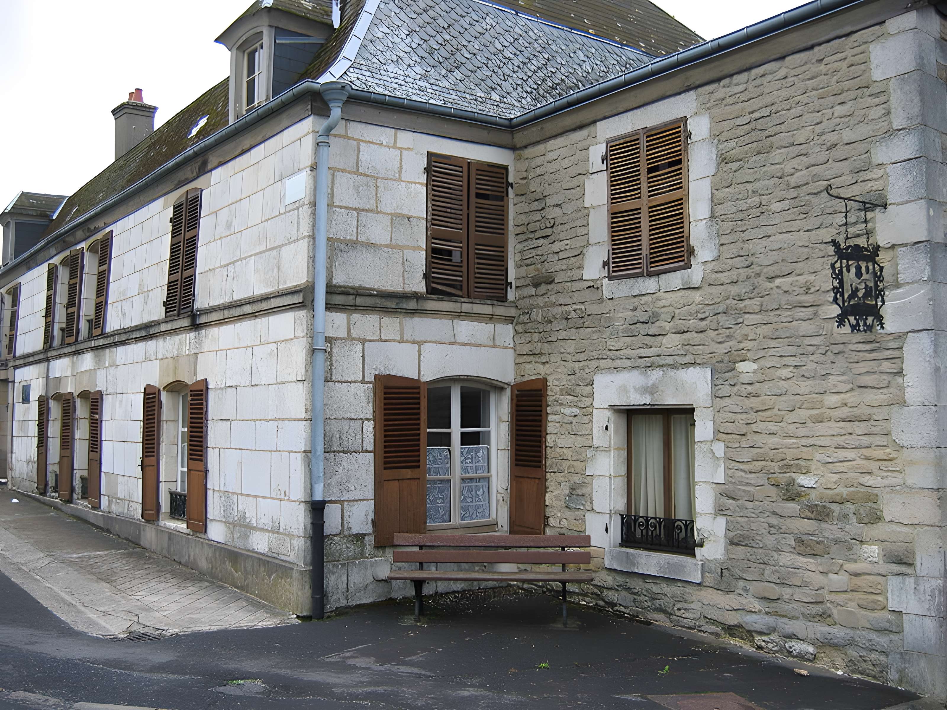 Relais de poste à chevaux à Launois-sur-Vence