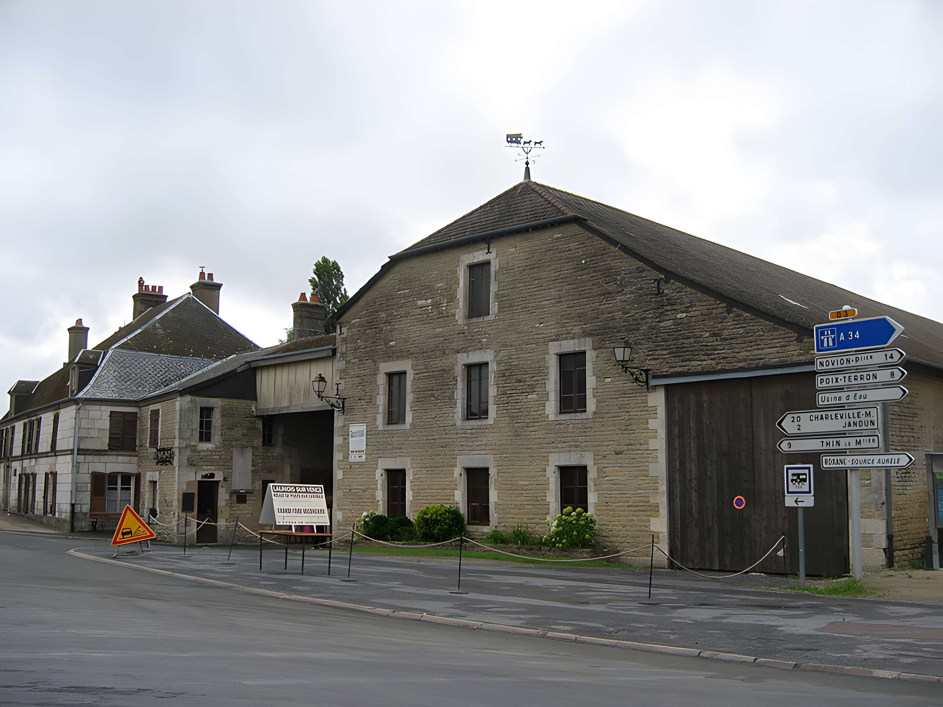 Relais de poste à chevaux à Launois-sur-Vence