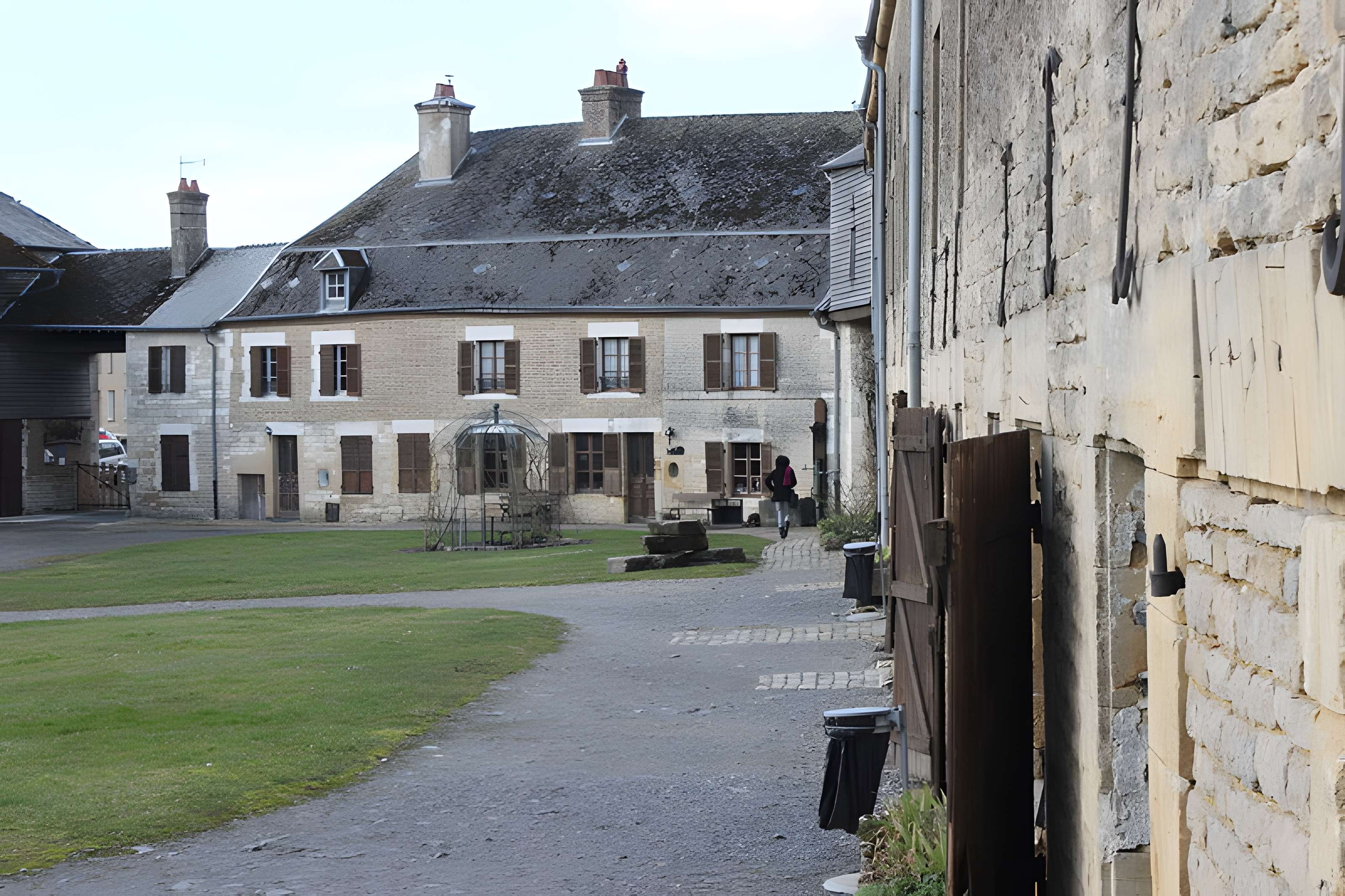 Relais de poste à chevaux à Launois-sur-Vence