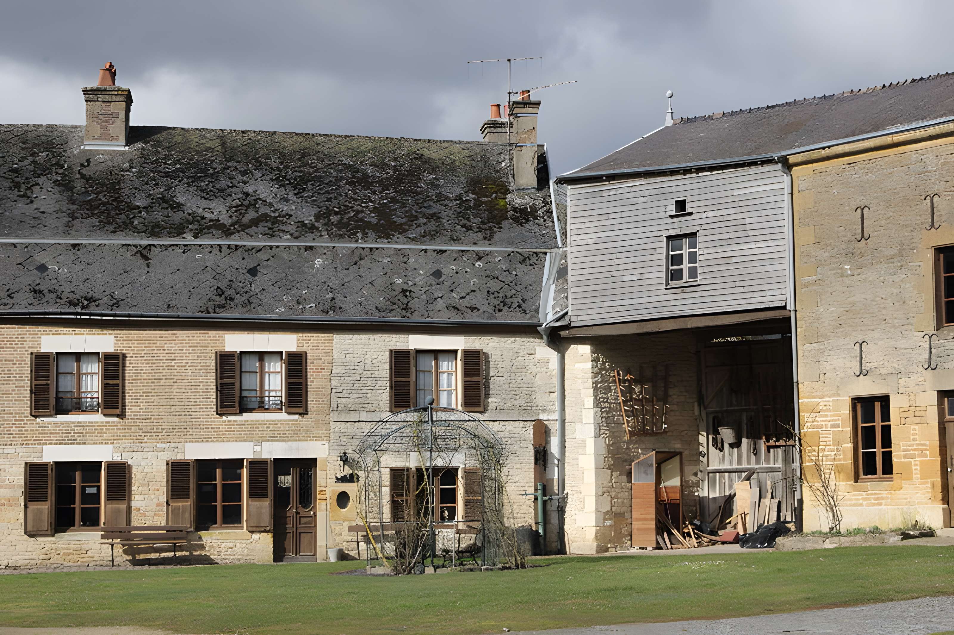 Relais de poste à chevaux à Launois-sur-Vence