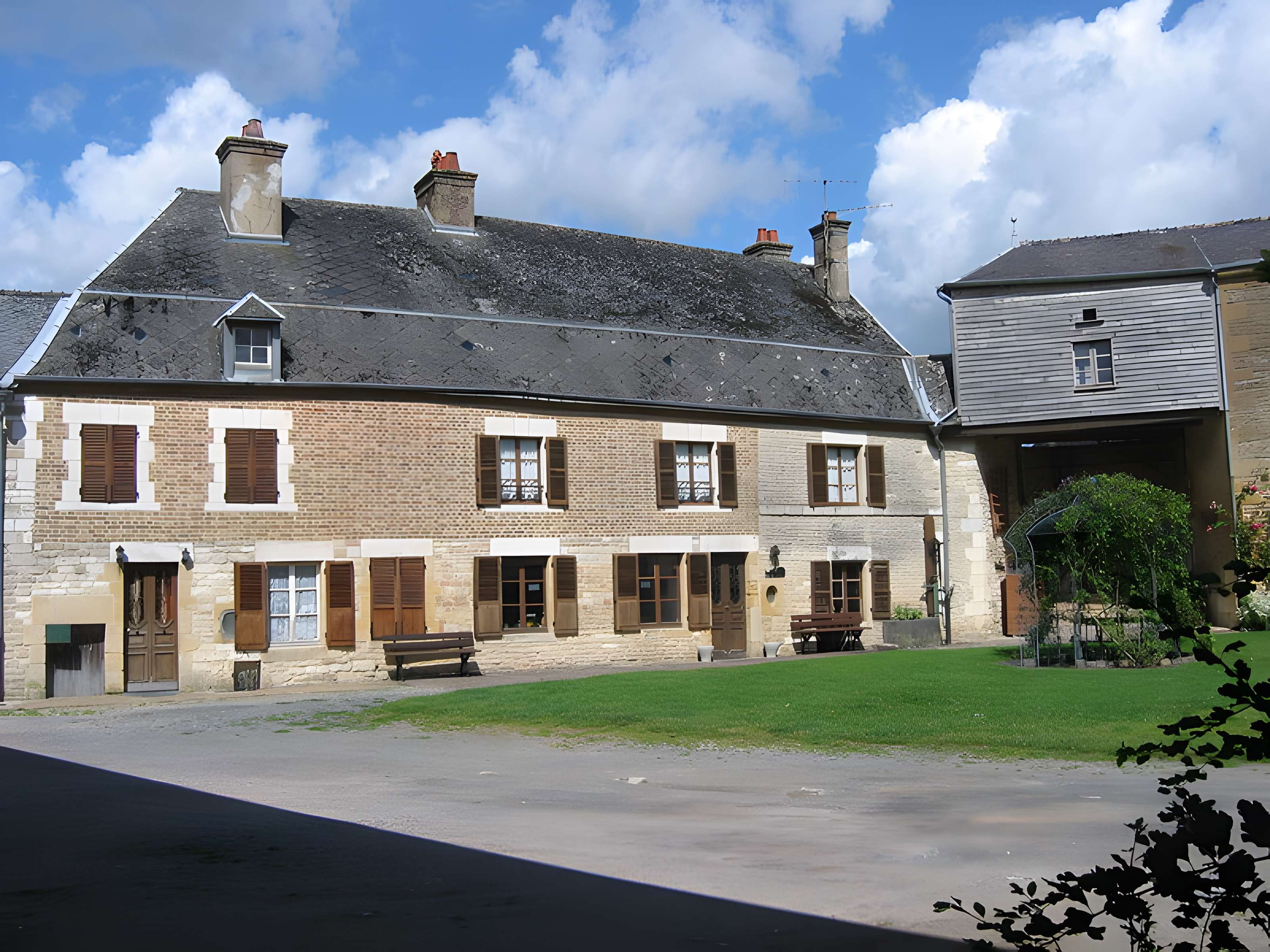 Relais de poste à chevaux à Launois-sur-Vence