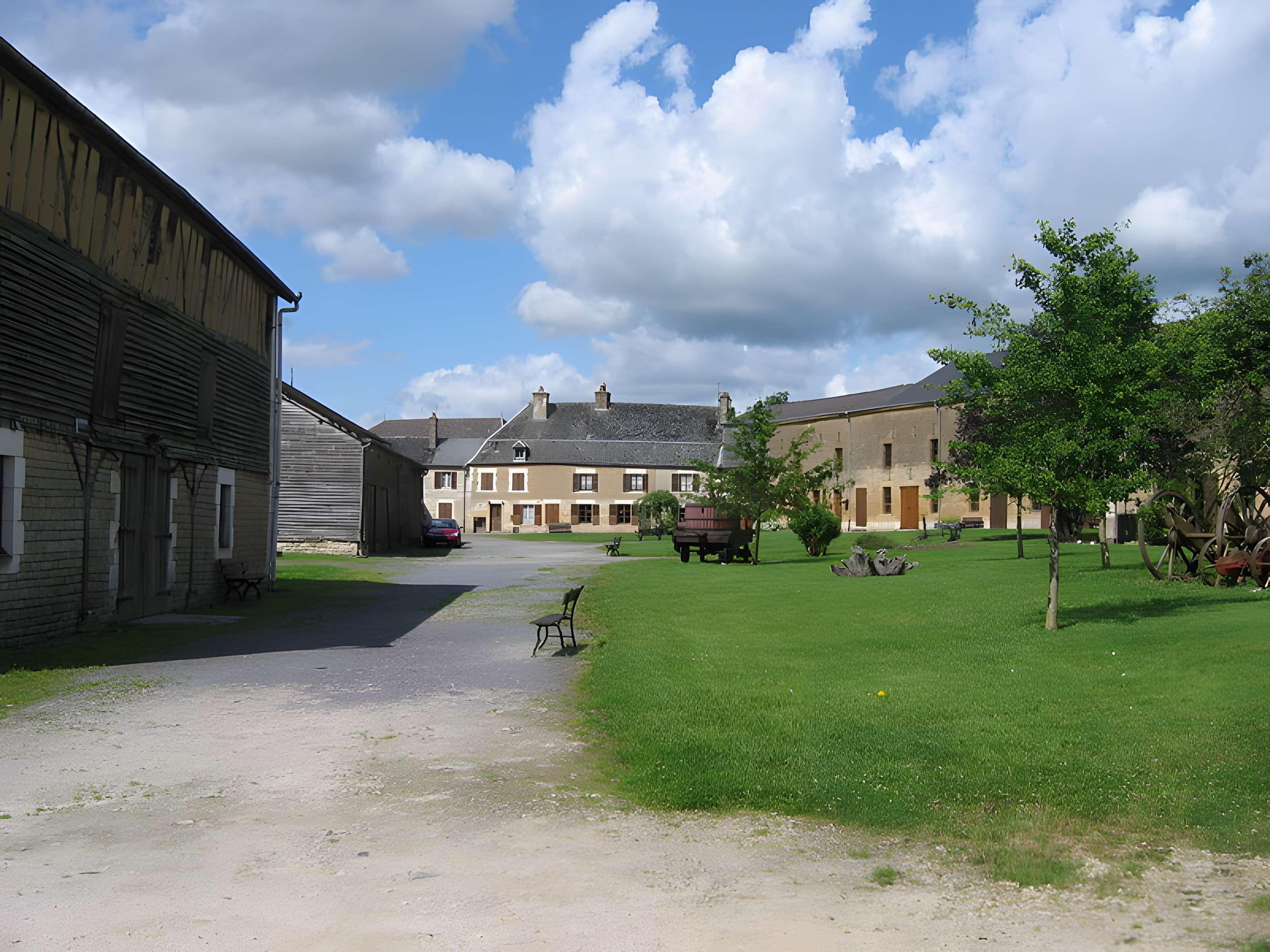 Relais de poste à chevaux à Launois-sur-Vence