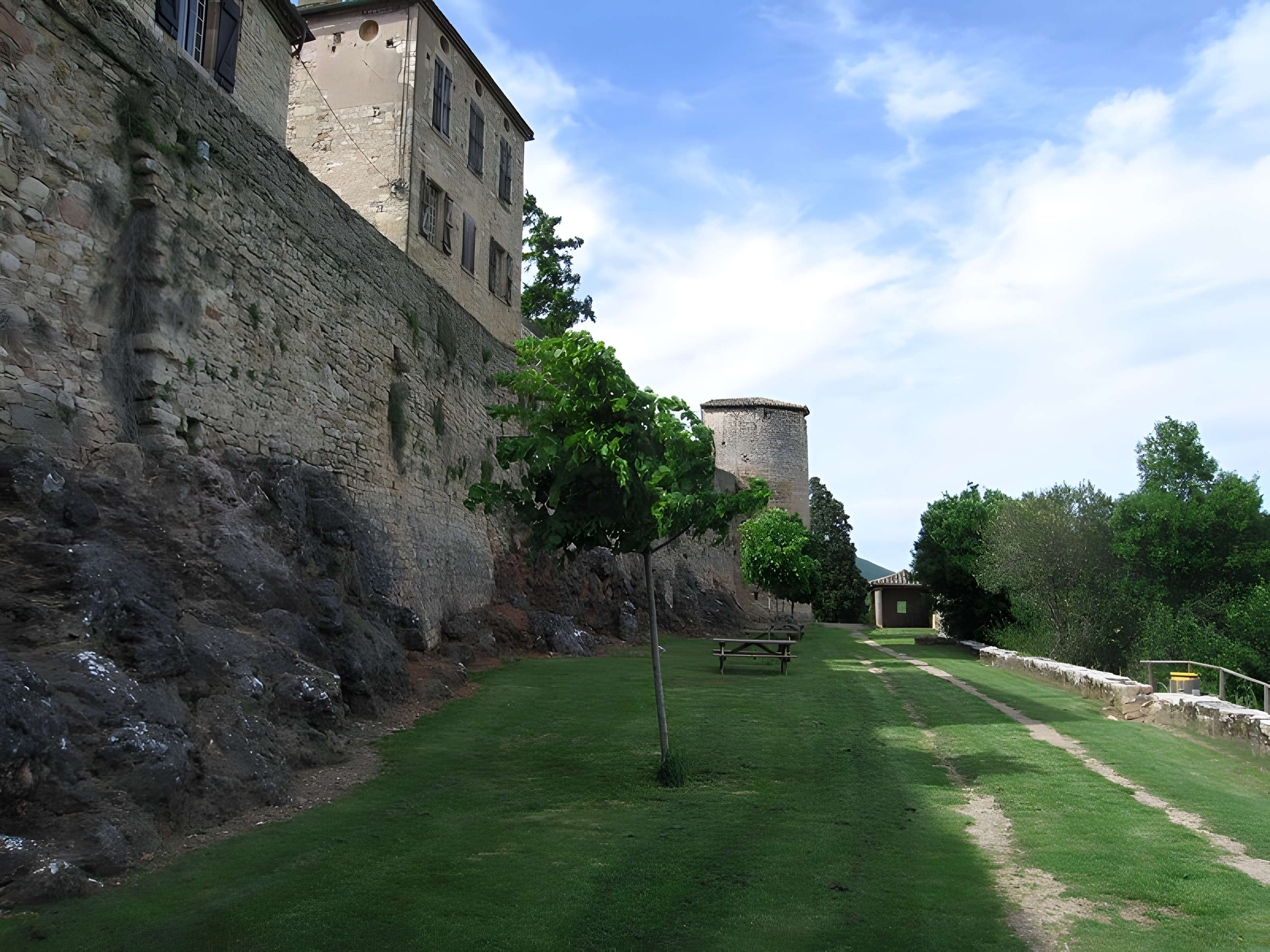 Remparts de Puycelsi au pied