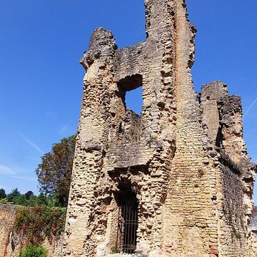 Restes de la tour de Saint-Alvere