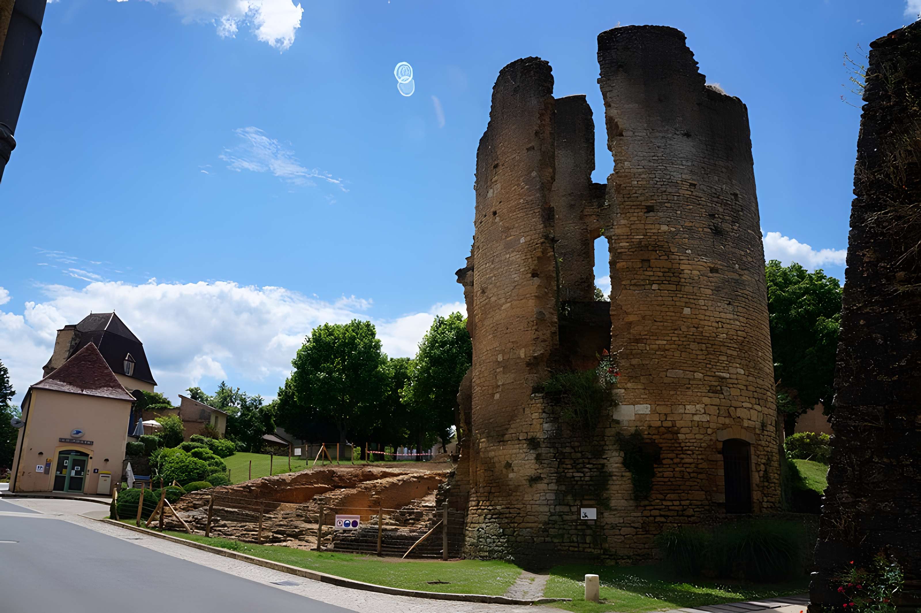 Restes de la tour de Saint-Alvere