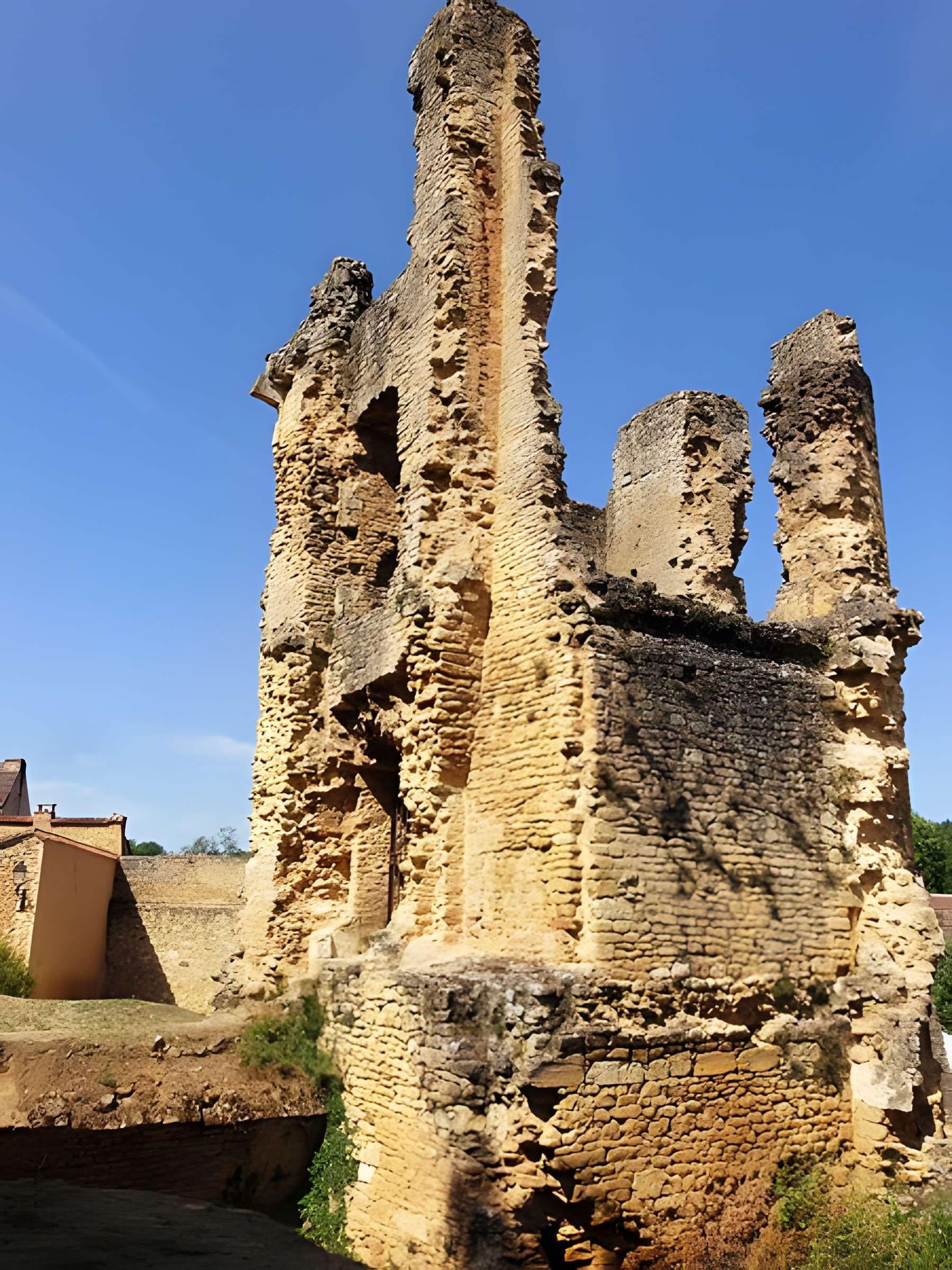 Restes de la tour de Saint-Alvere