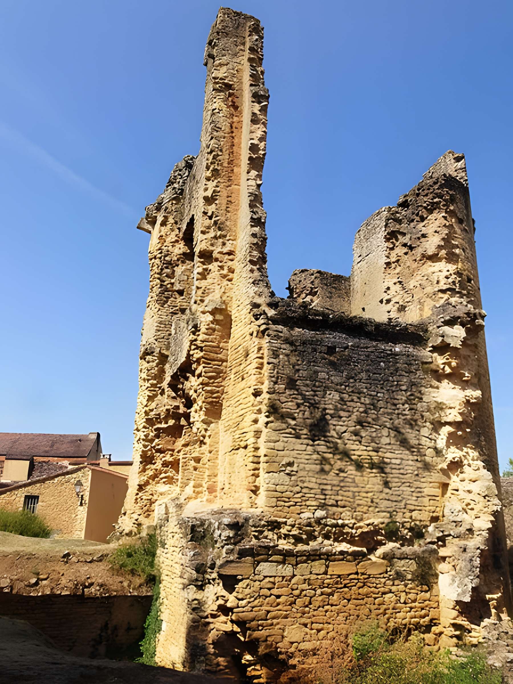 Restes de la tour de Saint-Alvere