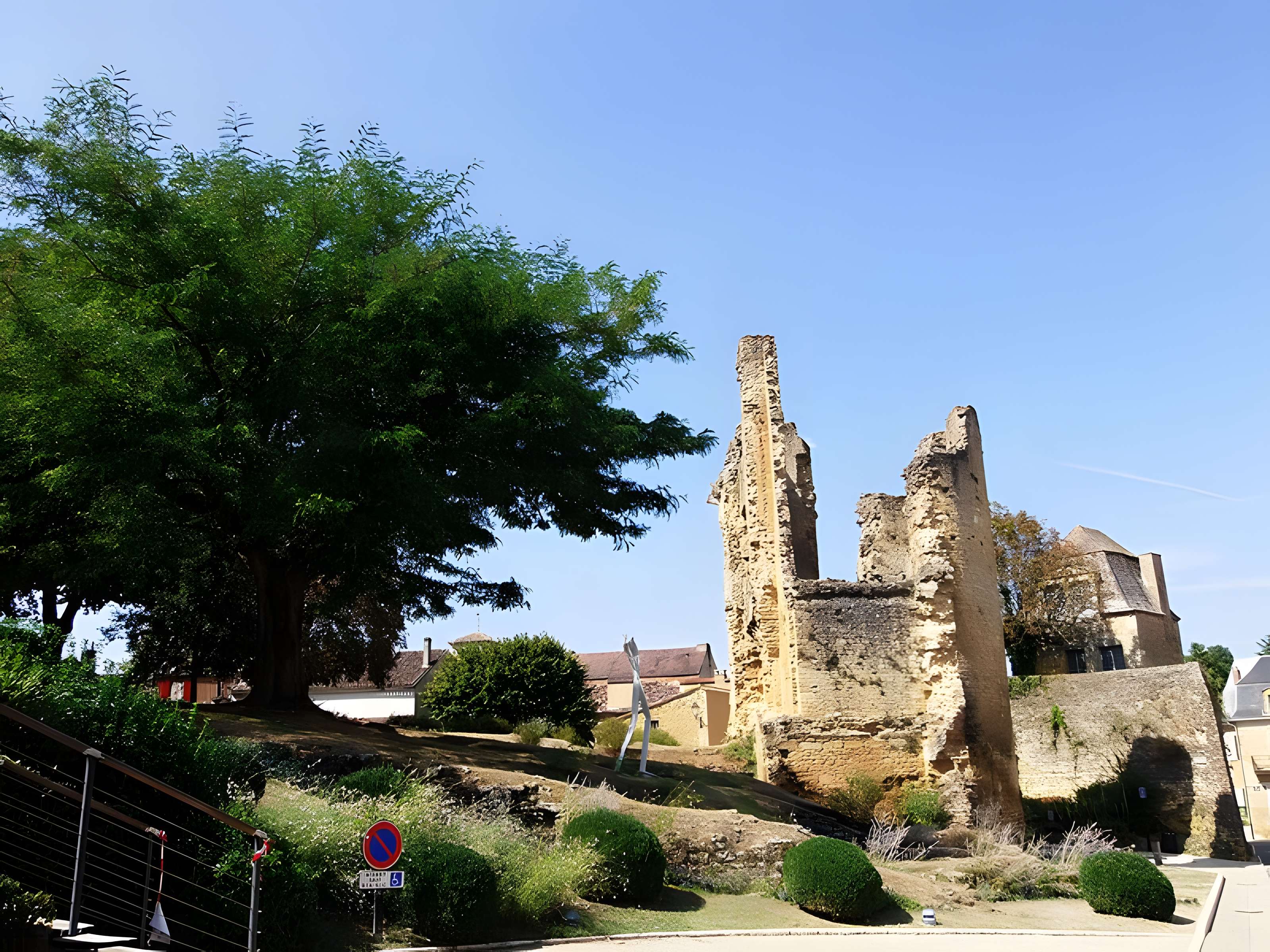 Restes de la tour de Saint-Alvere