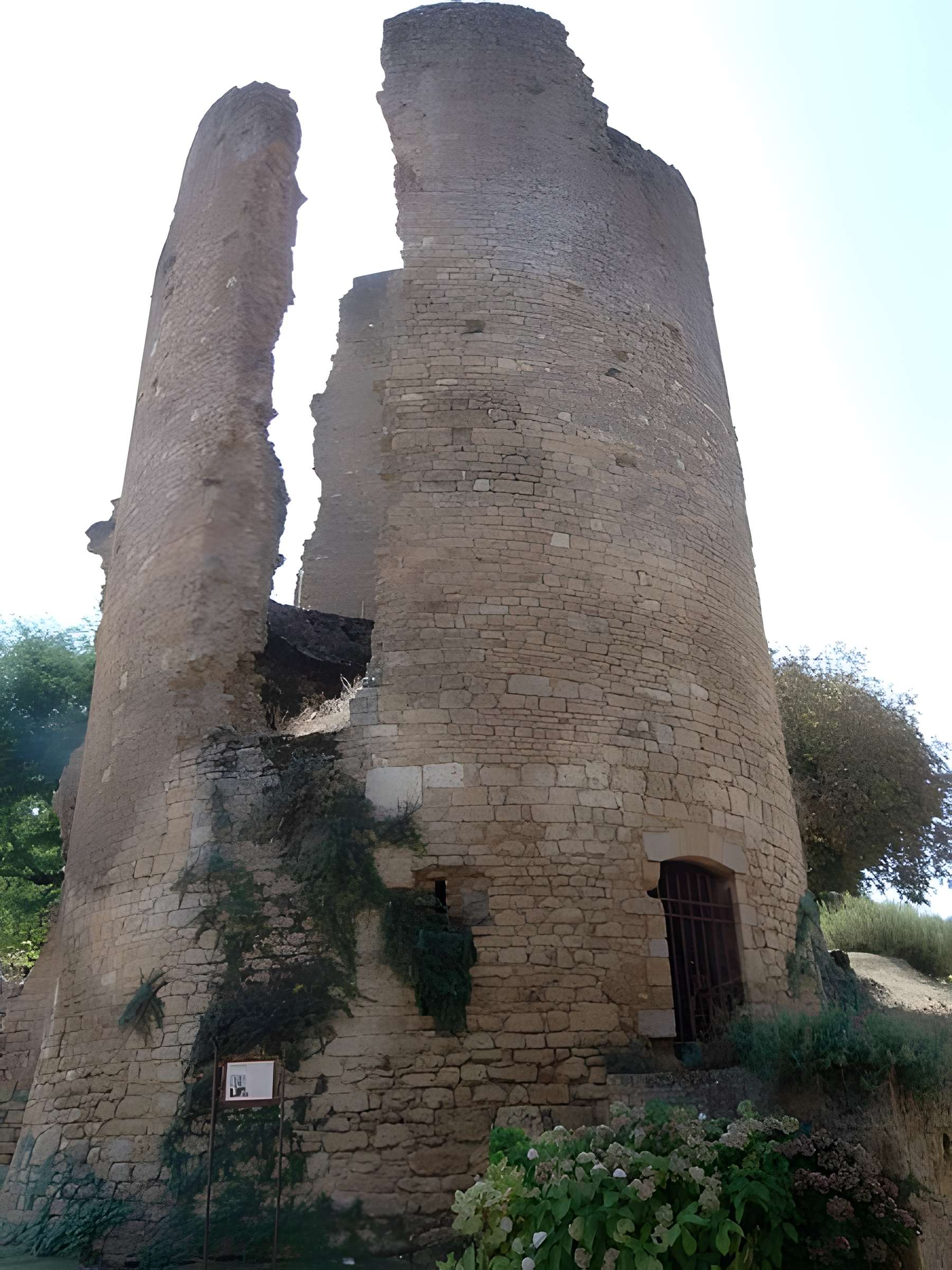 Restes de la tour de Saint-Alvere