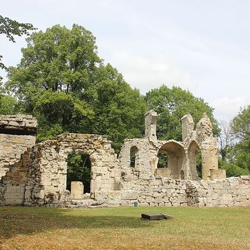 Ruine de la collégiale Saint-Germain à Montfaucon-dArgonne
