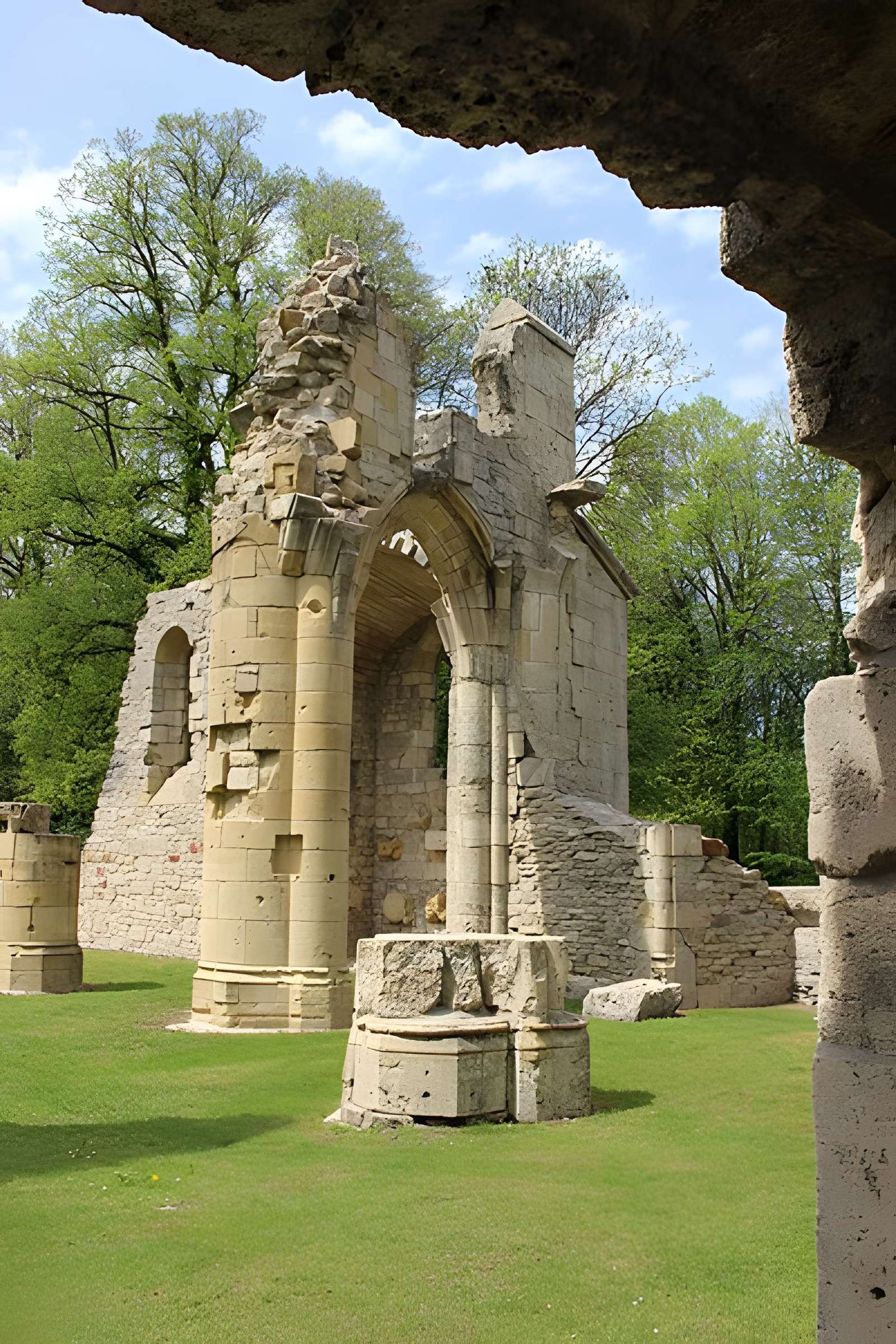 Ruine de la collégiale Saint-Germain à Montfaucon-d'Argonne