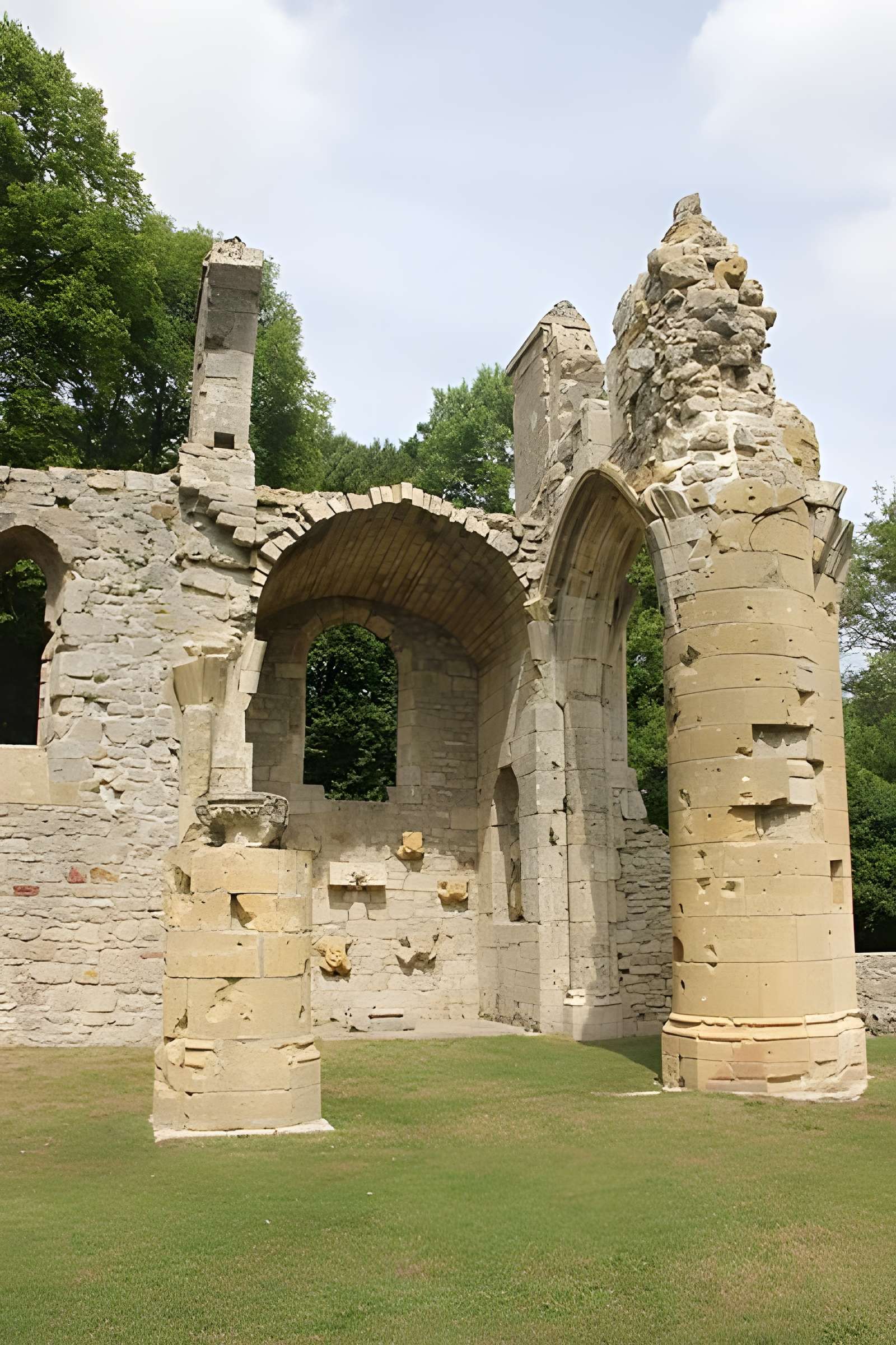 Ruine de la collégiale Saint-Germain à Montfaucon-d'Argonne