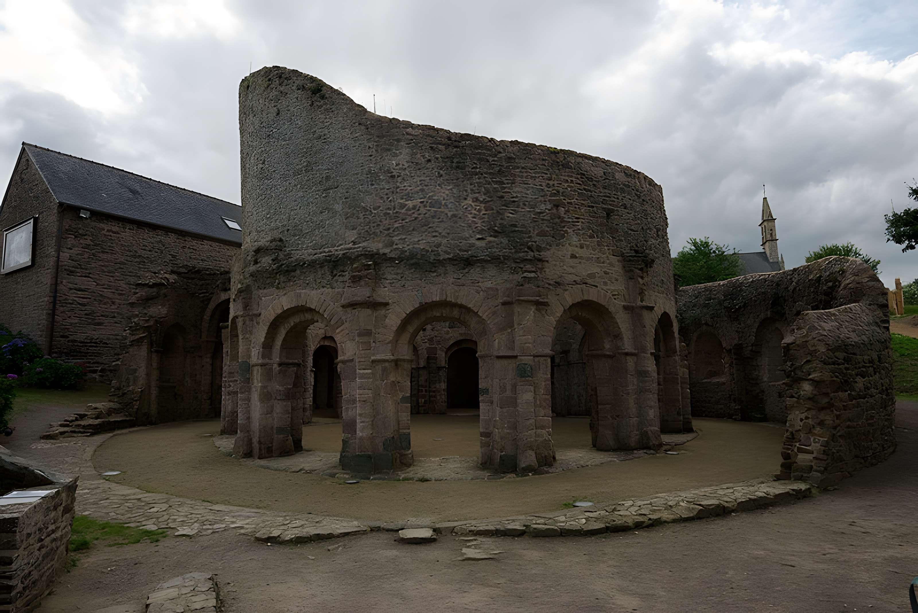 Ruines de la rotonde dite Temple de Lanleff