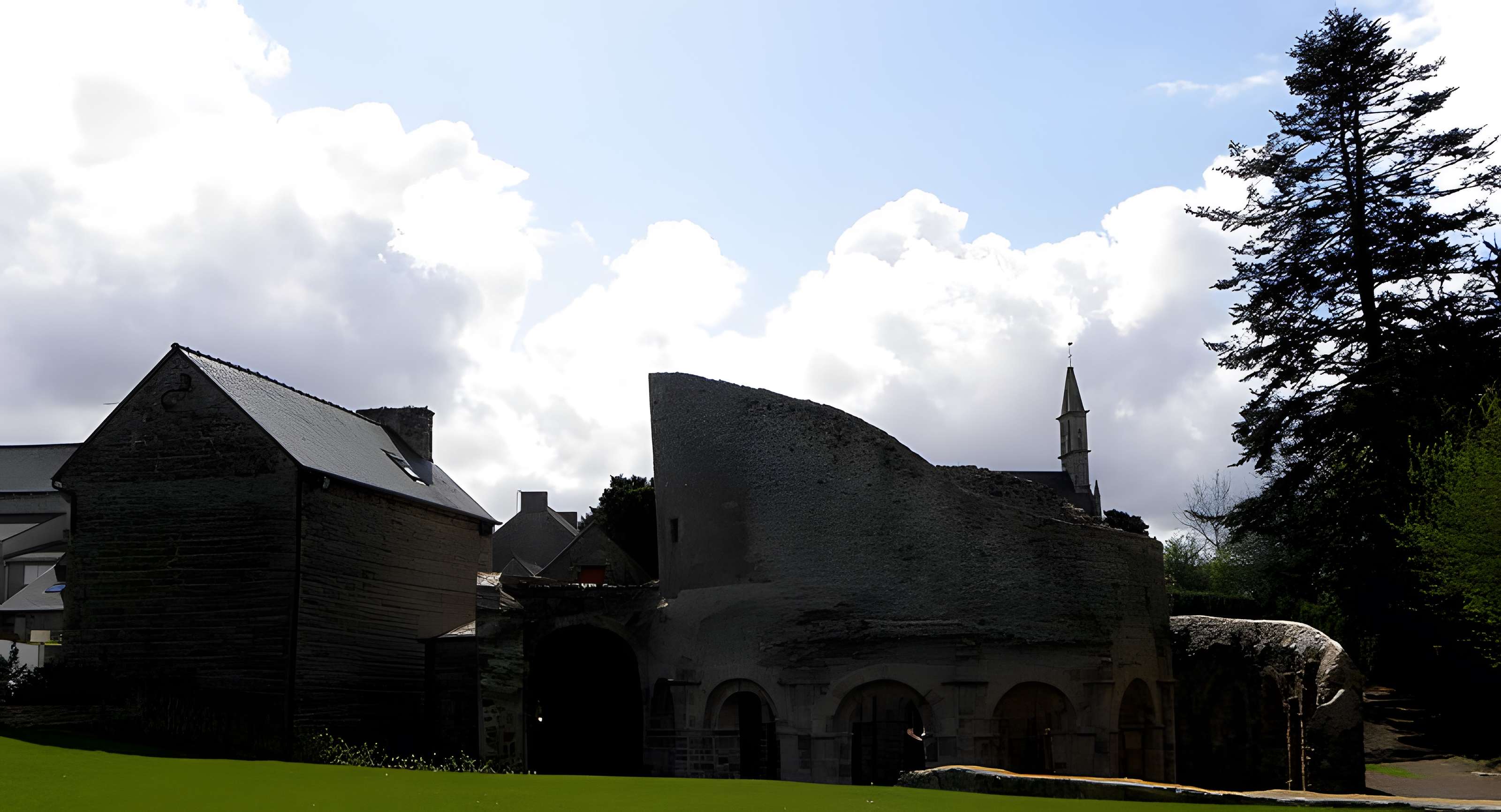 Ruines de la rotonde dite Temple de Lanleff