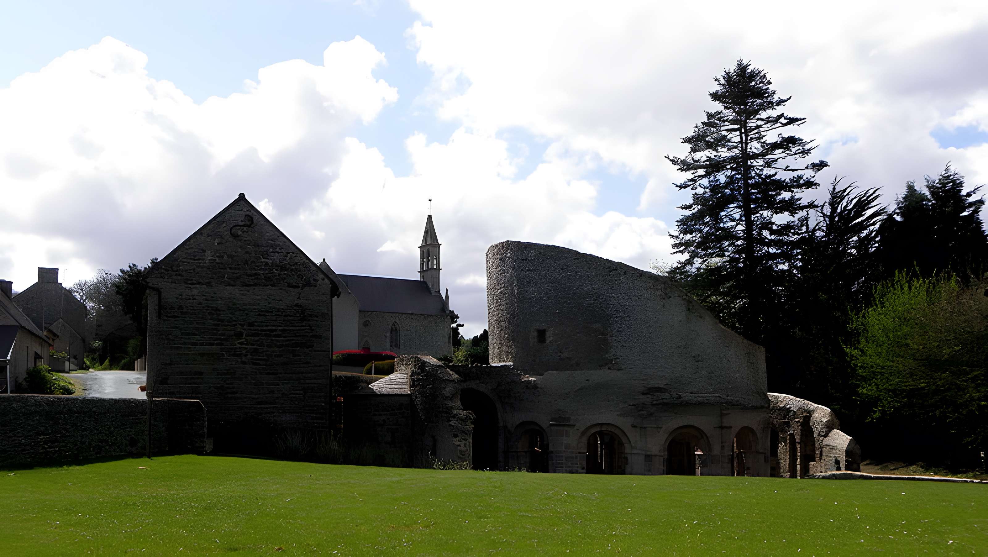 Ruines de la rotonde dite Temple de Lanleff