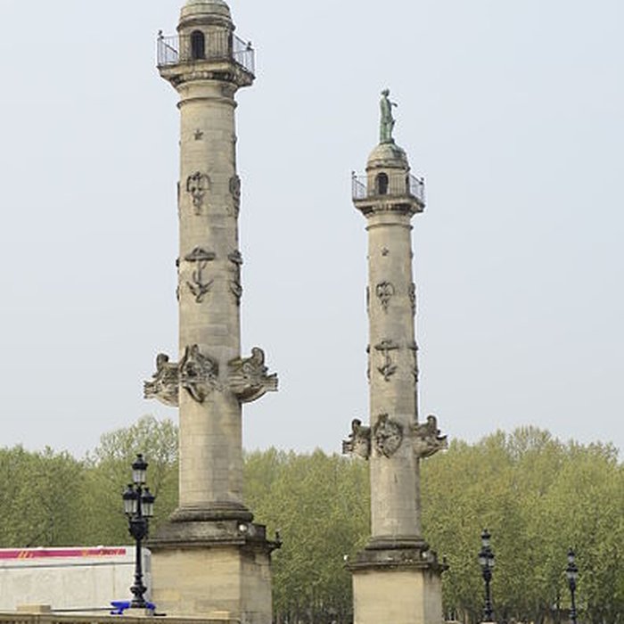 Photo de Les colonnes rostrales Place des Quinconces à Bordeaux