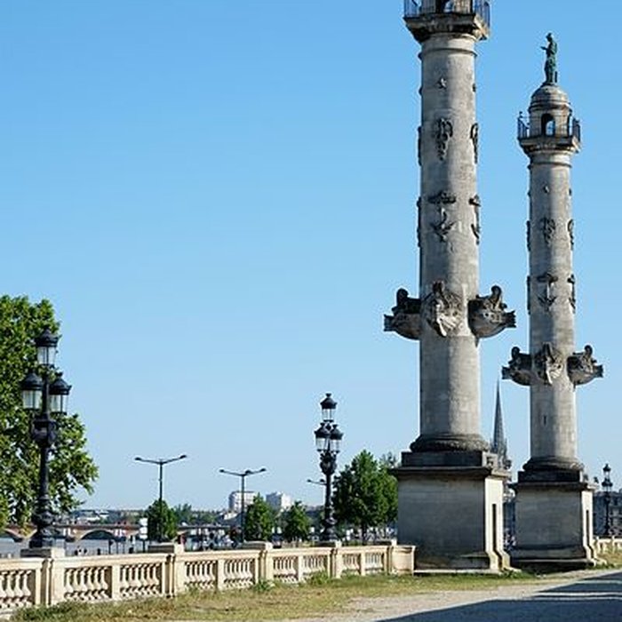 Photo de Les colonnes rostrales Place des Quinconces à Bordeaux