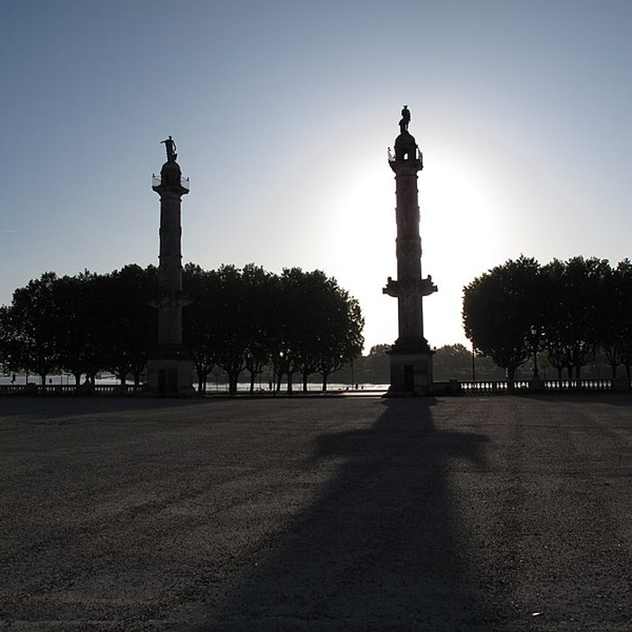 Photo de Les colonnes rostrales Place des Quinconces à Bordeaux