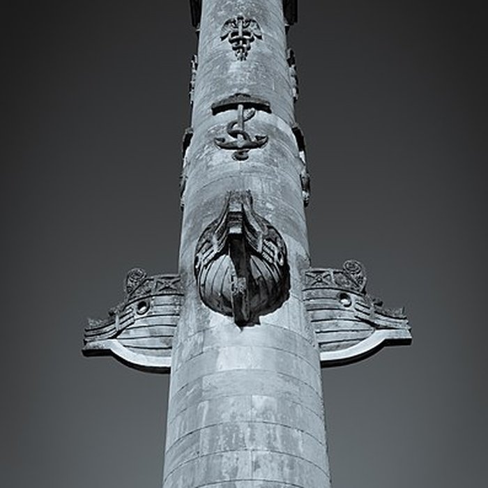 Photo de Les colonnes rostrales Place des Quinconces à Bordeaux