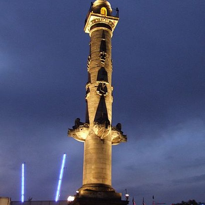 Photo de Les colonnes rostrales Place des Quinconces à Bordeaux