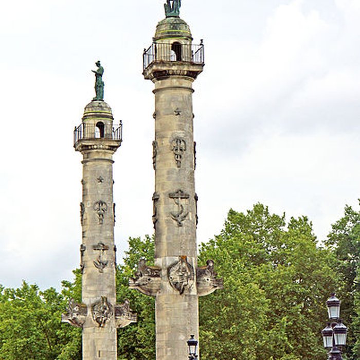 Photo de Les colonnes rostrales Place des Quinconces à Bordeaux