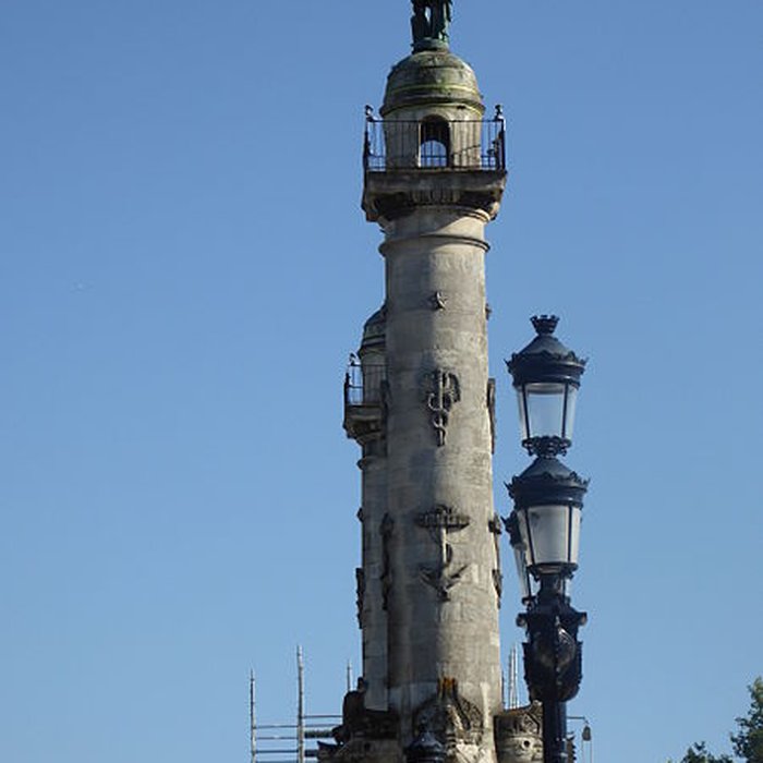 Photo de Les colonnes rostrales Place des Quinconces à Bordeaux