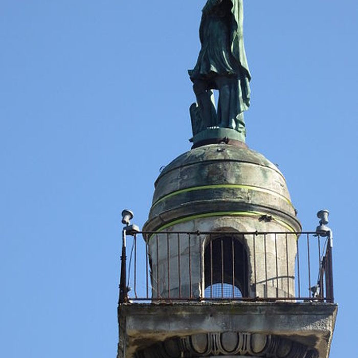 Photo de Les colonnes rostrales Place des Quinconces à Bordeaux