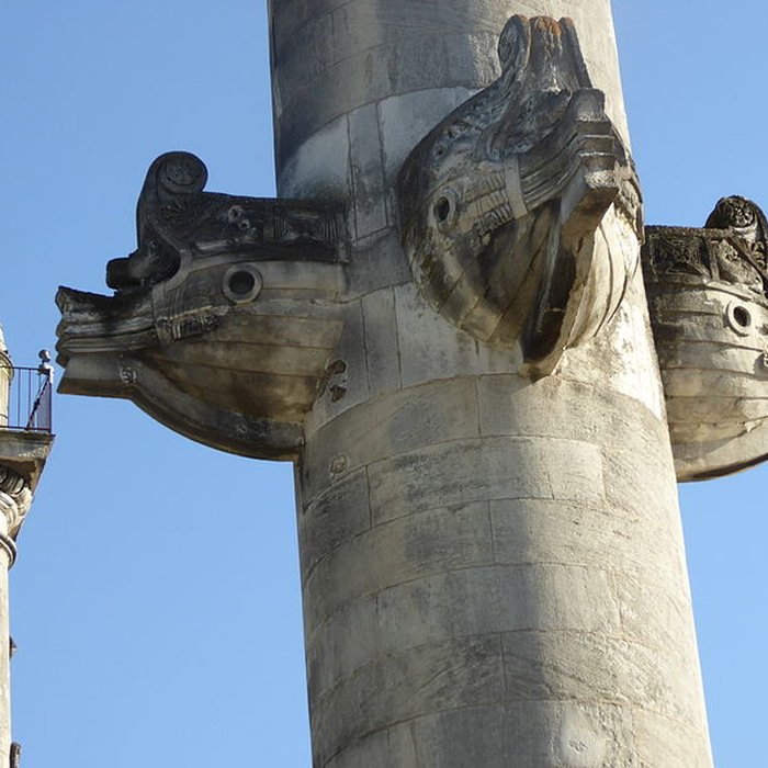 Photo de Les colonnes rostrales Place des Quinconces à Bordeaux