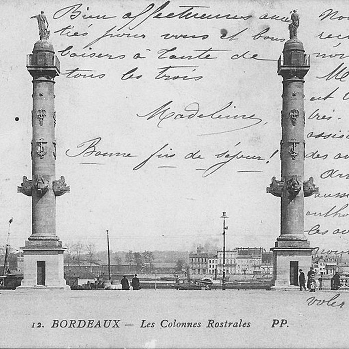 Photo de Les colonnes rostrales Place des Quinconces à Bordeaux