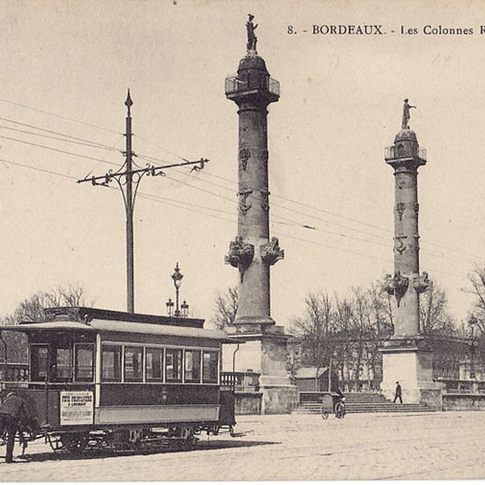 Photo de Les colonnes rostrales Place des Quinconces à Bordeaux