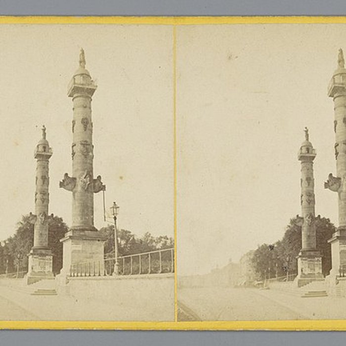 Photo de Les colonnes rostrales Place des Quinconces à Bordeaux
