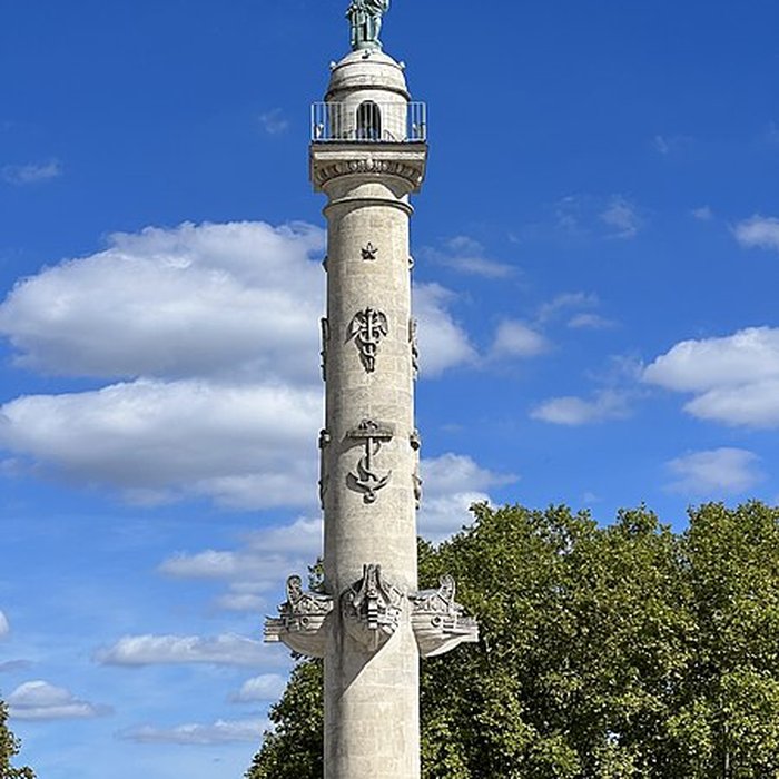 Photo de Les colonnes rostrales Place des Quinconces à Bordeaux