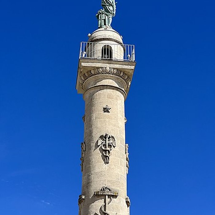 Photo de Les colonnes rostrales Place des Quinconces à Bordeaux