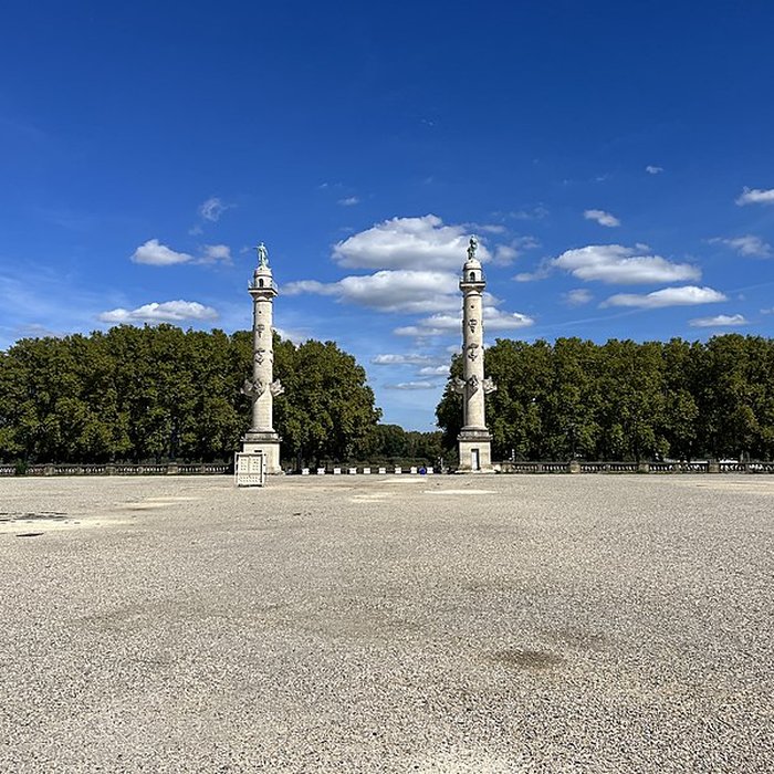 Photo de Les colonnes rostrales Place des Quinconces à Bordeaux