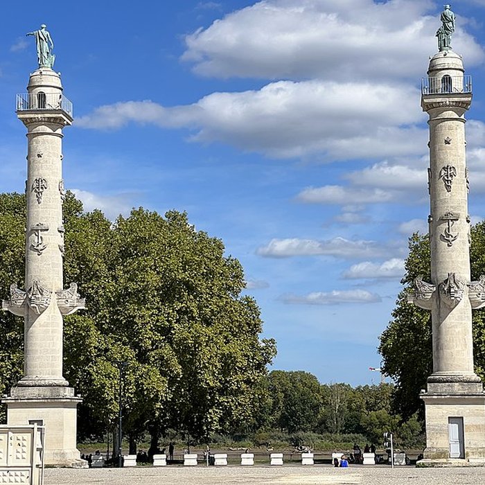Photo de Les colonnes rostrales Place des Quinconces à Bordeaux