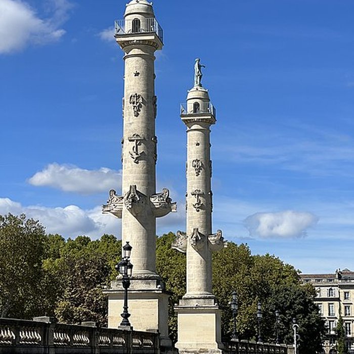 Photo de Les colonnes rostrales Place des Quinconces à Bordeaux