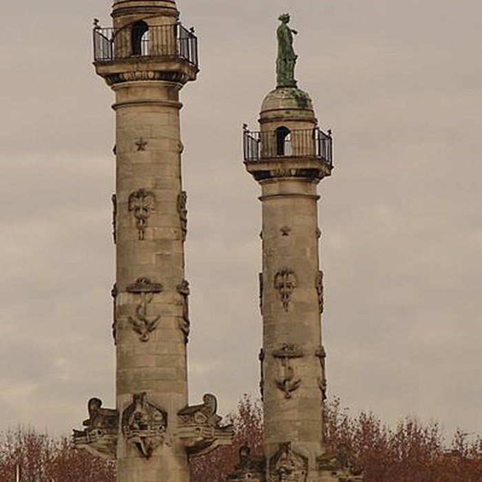 Photo de Les colonnes rostrales Place des Quinconces à Bordeaux