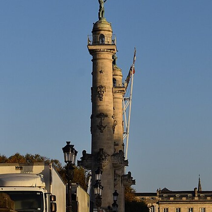 Photo de Les colonnes rostrales Place des Quinconces à Bordeaux