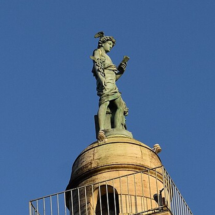 Photo de Les colonnes rostrales Place des Quinconces à Bordeaux