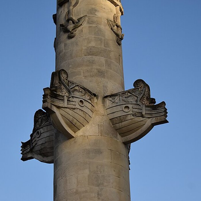 Photo de Les colonnes rostrales Place des Quinconces à Bordeaux