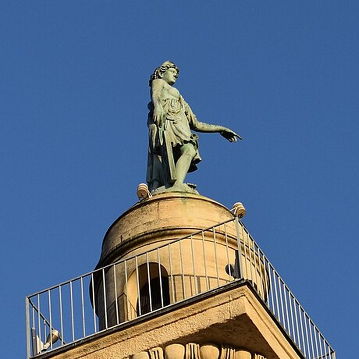 Photo de Les colonnes rostrales Place des Quinconces à Bordeaux