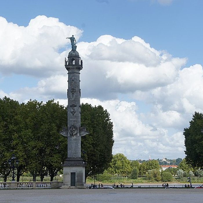 Photo de Les colonnes rostrales Place des Quinconces à Bordeaux