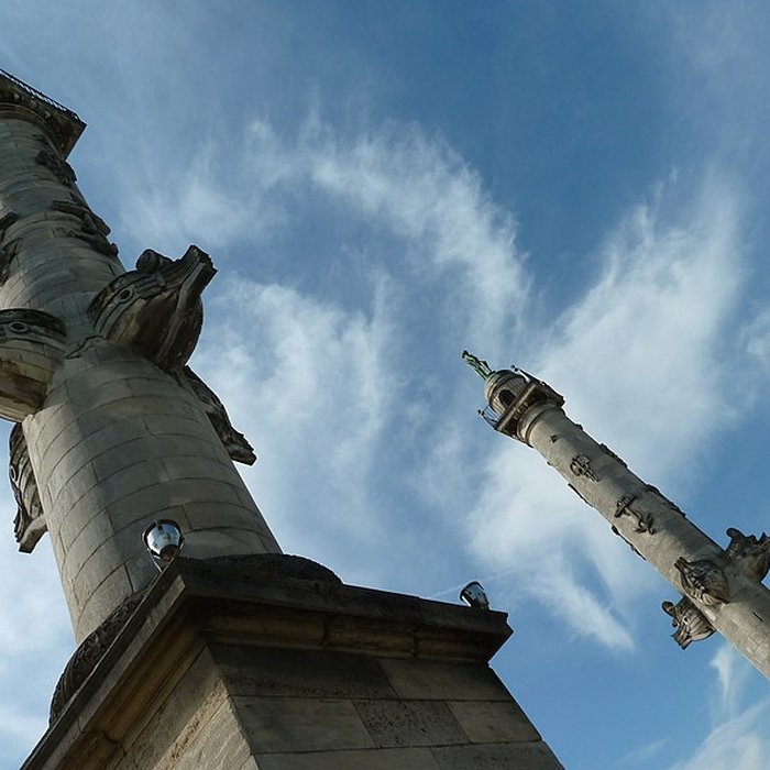 Photo de Les colonnes rostrales Place des Quinconces à Bordeaux