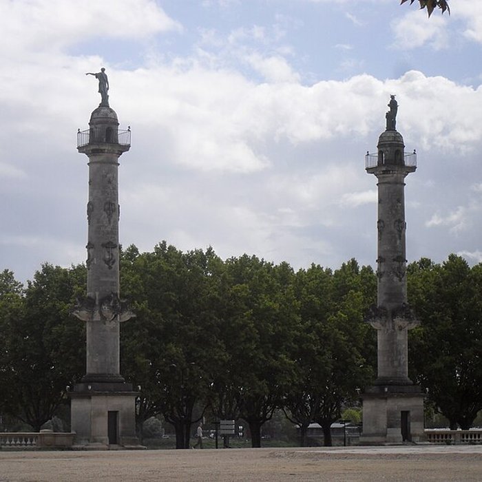 Photo de Les colonnes rostrales Place des Quinconces à Bordeaux