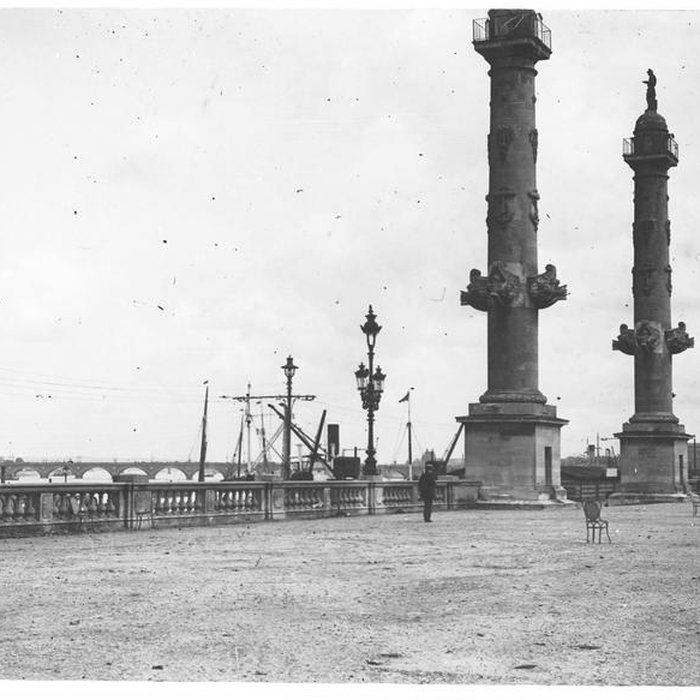 Photo de Les colonnes rostrales Place des Quinconces à Bordeaux
