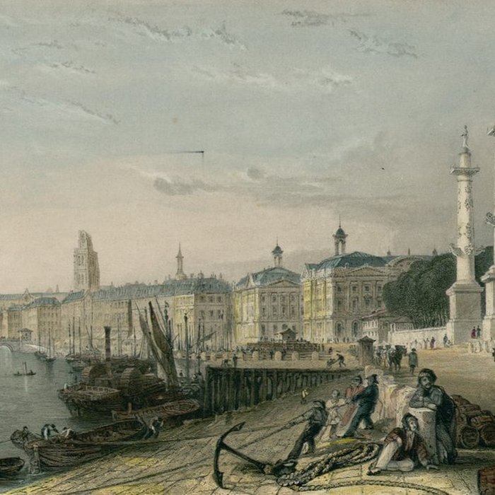 Photo de Les colonnes rostrales Place des Quinconces à Bordeaux