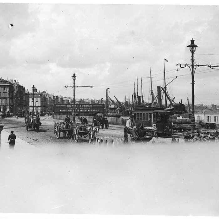 Photo de Les colonnes rostrales Place des Quinconces à Bordeaux