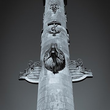 Les colonnes rostrales Place des Quinconces à Bordeaux