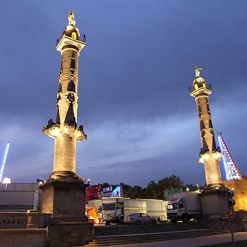 Les colonnes rostrales Place des Quinconces à Bordeaux