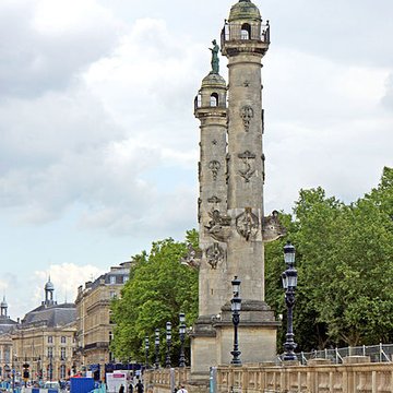 Les colonnes rostrales Place des Quinconces à Bordeaux